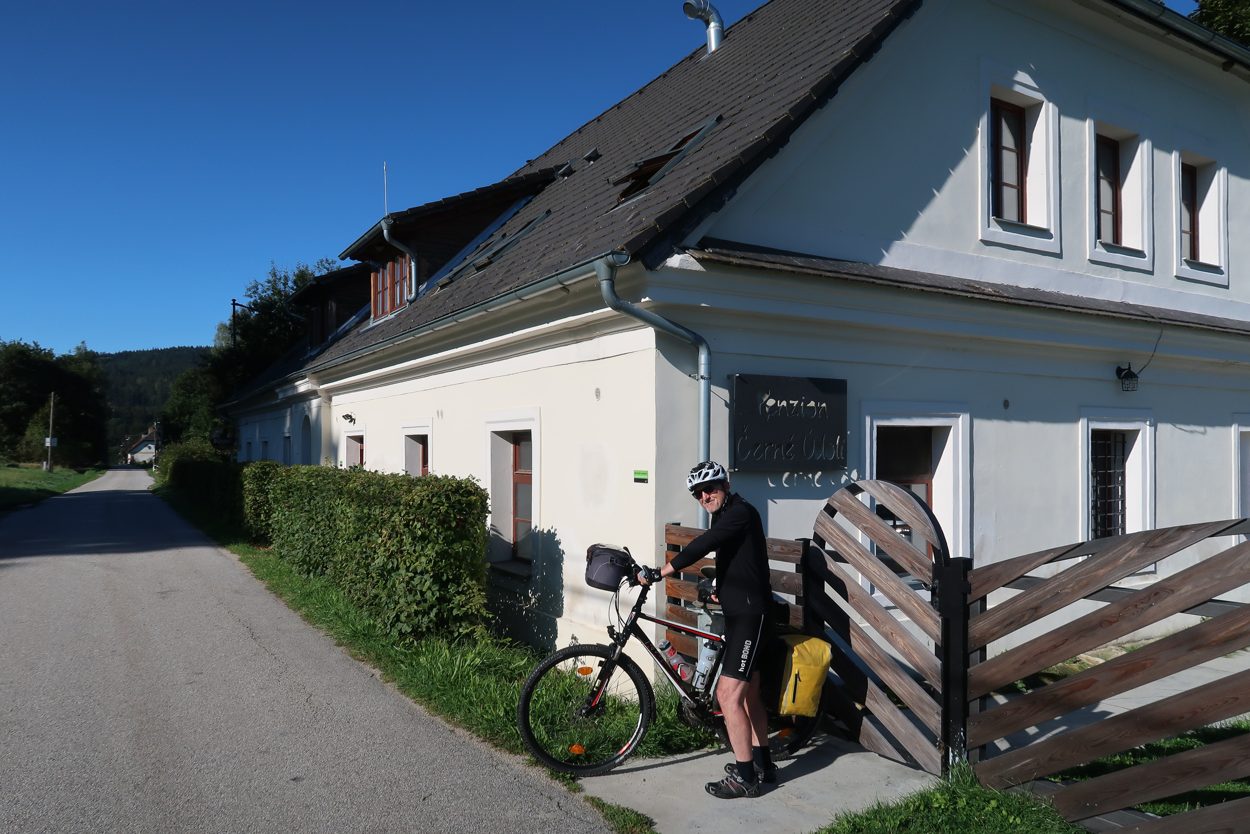 Abfahrt vor der Penzion Černé Údolí – heute mit strahlend blauem Himmel
